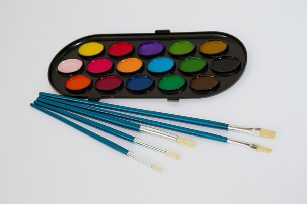 Water color colors of sixteen flowers with a set of paintbrushes - Foto, afbeelding