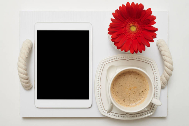 Romantisches Frühstück mit Kaffee auf Tablett für Geschäftsfrau - Foto, Bild