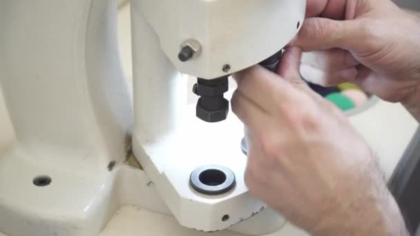 Mani che fanno bottoni sul primo piano della fabbrica di abbigliamento
 - Filmati, video