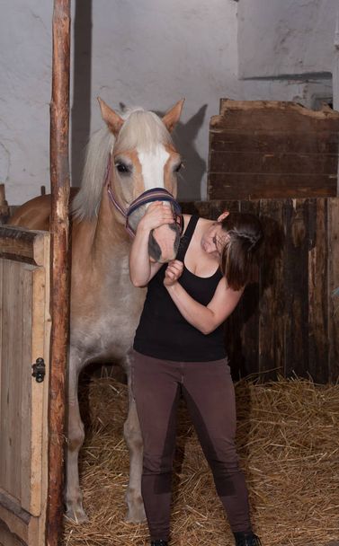 Giovane ragazza tratta ferita bocca di cavallo disinfezione
. - Foto, immagini