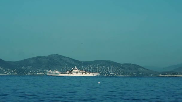 Luxe boot drijft door de zee in de buurt van een Beach Resort  - Video