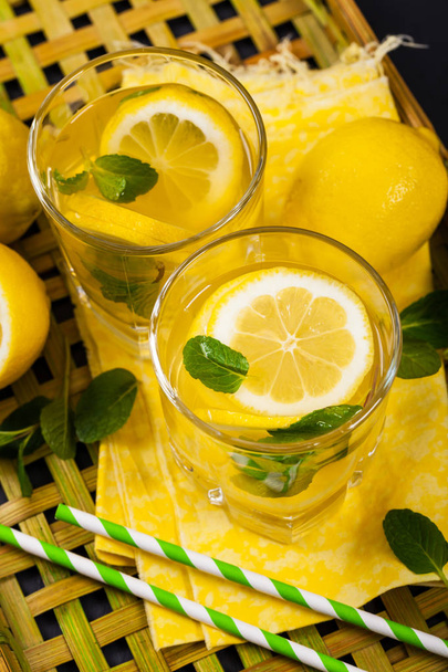 Limonata Bevanda al limone
 - Foto, immagini