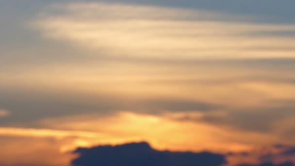 een kleine munt wordt gespiegeld door een mannelijke Hand met een indrukwekkende zonsondergang hemel op de achtergrond in een begin voorjaar in Slow Motion. - Video