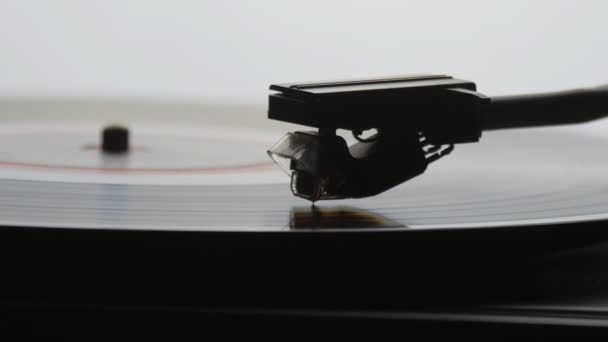 altes Vintage-Grammophon spielt LP-Schallplatte - Filmmaterial, Video