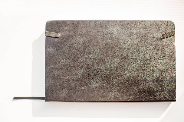 Дневник черной кожаной тетради с полосой на белом фоне
 - Фото, изображение