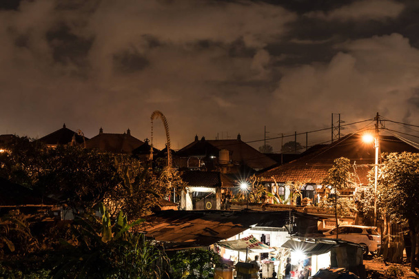 Escena dramática del pueblo balinés por la noche. Casas, isla tropical Bali, Indonesia
. - Foto, imagen