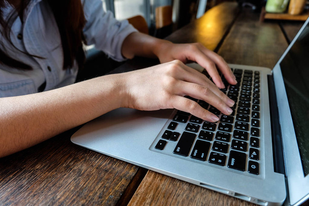 Woman office worker is typing keyboard, close up - Foto, Bild