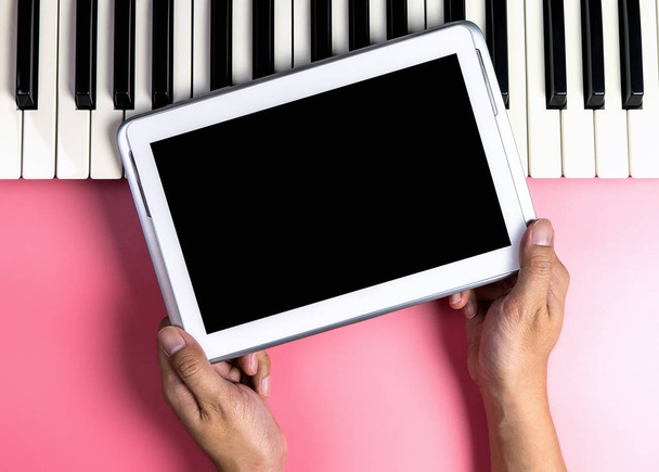 Musicista sta tenendo schermo tablet vuoto per l'applicazione musicale mock up
 - Foto, immagini