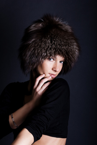 πορτρέτο του όμορφη γυναίκα στο γούνινο καπέλο - Φωτογραφία, εικόνα