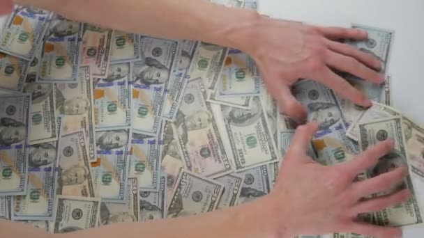 Close-up de uma mão tirar notas de dólar. O conceito de ganhar dinheiro
 - Filmagem, Vídeo