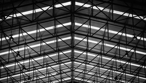 Immagine in bianco e nero della struttura in acciaio telaio del tetto per la costruzione di edifici
. - Foto, immagini