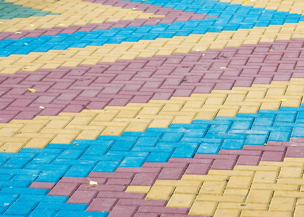 Textura, pozadí. Chodníku bloky barvy, podzimní listí leží na chodníku - Fotografie, Obrázek