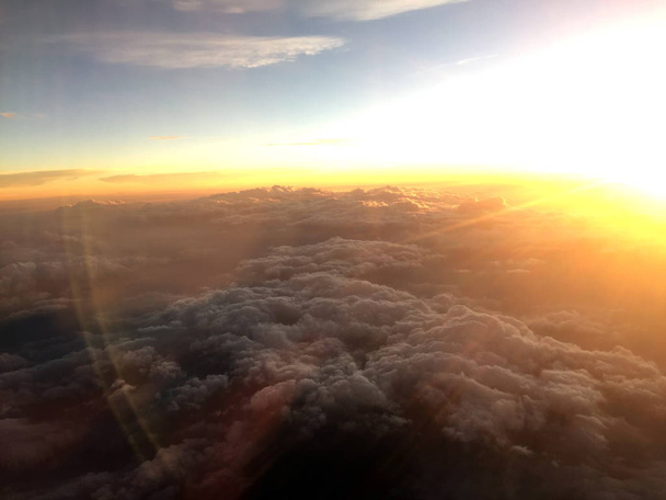 Widok z lotu ptaka Zobacz złote światło słoneczne i chmury - Zdjęcie, obraz