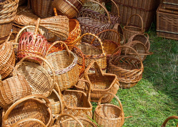 cestas tejidas de ramas de sauce. un recipiente utilizado para sostener o transportar cosas, normalmente hecho de tiras entretejidas de caña o alambre
. - Foto, imagen