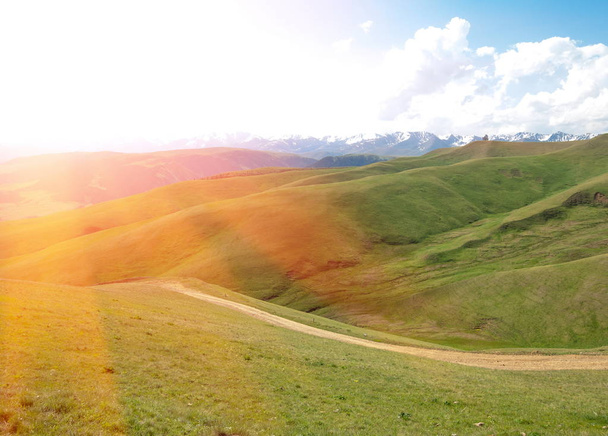 山の道。山、山、丘。カザフスタン。天山山脈。Assy 高原 - 写真・画像