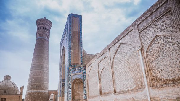 poi klyan complex (12-14 Jahrhundert) in buchara, Usbekistan. kalyan Moschee und kalyan oder kalon minor (großes Minarett). Buchara ist Weltkulturerbe der Unesco. po-i kalan (kalyan) - Foto, Bild