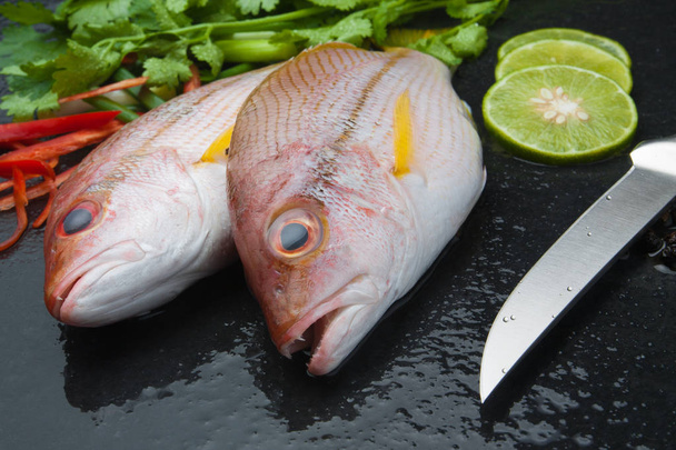 lahodné část čerstvé rybí filé s aromatickými bylinkami koření - Fotografie, Obrázek
