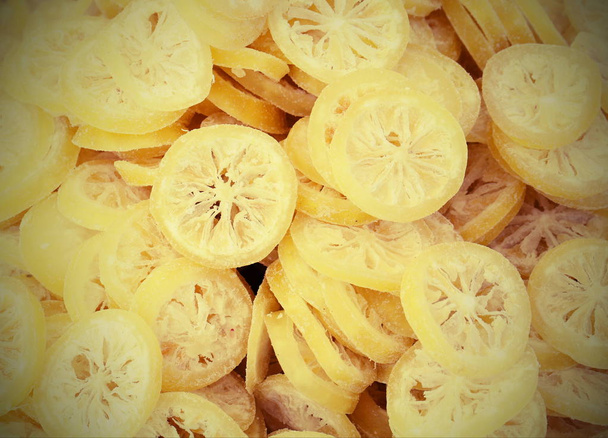 achtergrond van vele segmenten van gedroogde citroenen - Foto, afbeelding