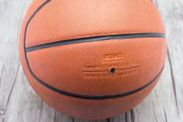 木材の背景の上にバスケット ボール ボール  - 写真・画像