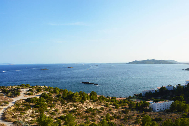 Καταπληκτική θέα από Dalt Vila, Ίμπιζα, Ίμπιζα νησί, με την καταγάλανη θάλασσα και βάρκες, Ίμπιζα, Ισπανία, διακοπές καλοκαίρι 2016 - Φωτογραφία, εικόνα