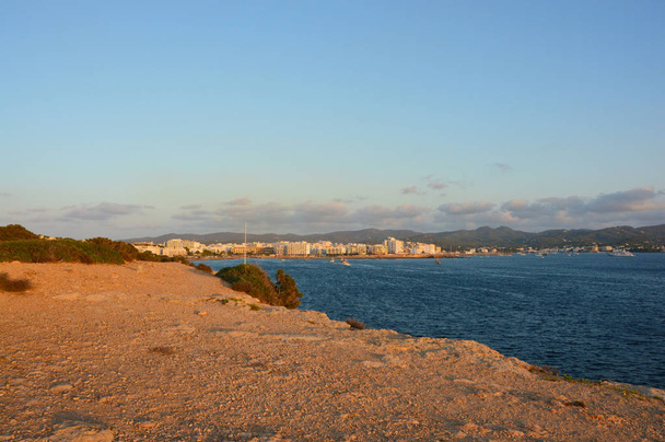 Cala Gracio al atardecer, Ibiza, España
  - Foto, imagen