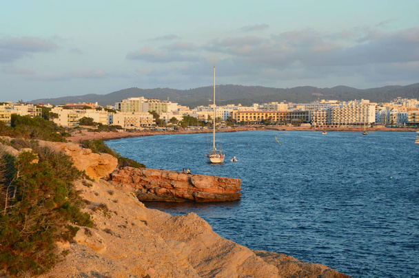 Cala Gracio al atardecer, Ibiza, España
  - Foto, Imagen