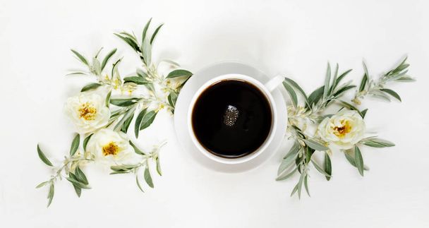 Morning coffee and white wild roses - Zdjęcie, obraz