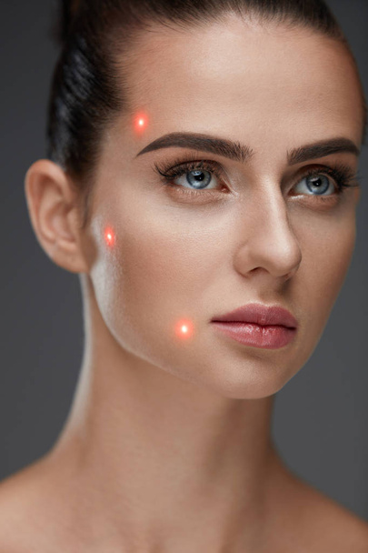 Beautiful Woman With Soft Skin And Red Laser Points On Skin - Foto, immagini