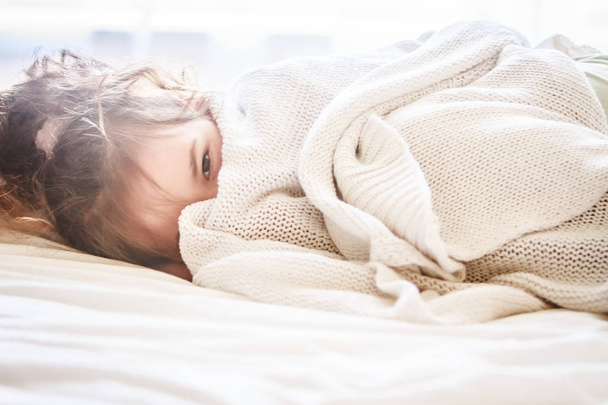 εσωτερική πορτρέτο κοριτσιού νεαρό παιδί τυλιγμένο σε κουβέρτα  - Φωτογραφία, εικόνα