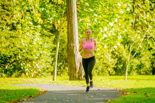 A rózsaszín ing futó nő - Fotó, kép