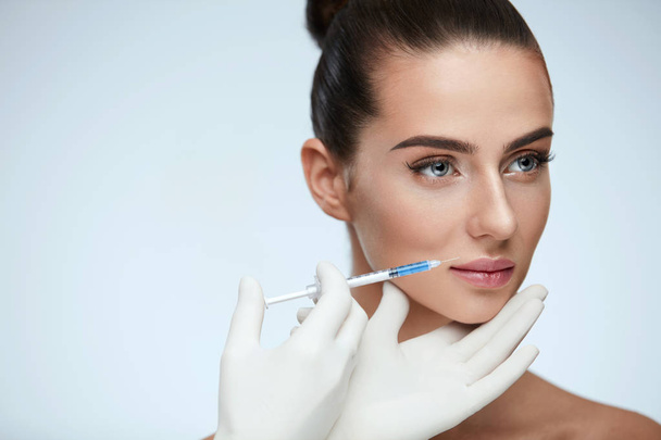 Plastic Surgery. Beautiful Woman Face Getting Beauty Injections - Foto, Bild