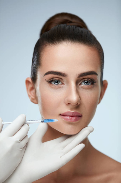 Plastic Surgery. Beautiful Woman Face Getting Beauty Injections - Foto, imagen