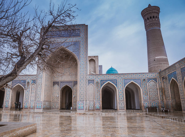 Inside the complex of buildings of Poi Kalyan, Bukhara, Uzbekistan. inner courtyard of the Kalyan Mosque - Fotoğraf, Görsel