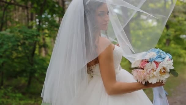 Красива позу нареченої з весільним букетом
 - Кадри, відео