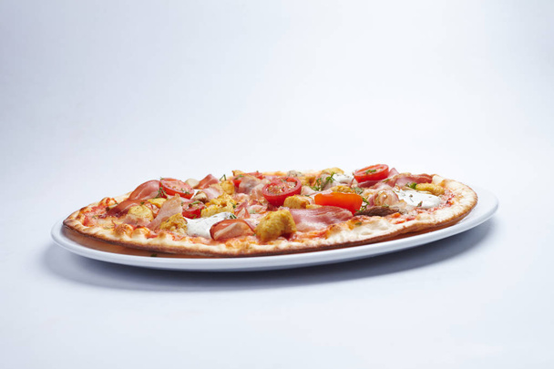 frische leckere Pizza - Foto, Bild