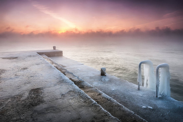 Plataforma marítima congelada al amanecer
 - Foto, Imagen