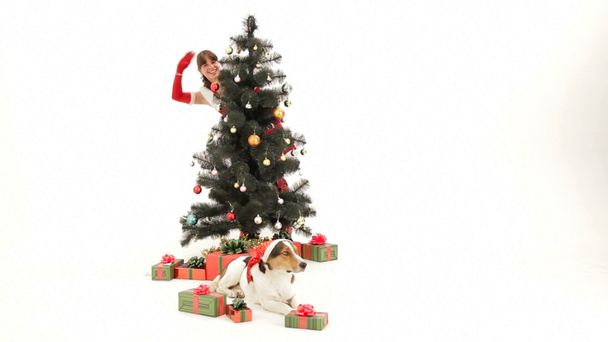 Schneemädchen neben einem Weihnachtsbaum - Filmmaterial, Video