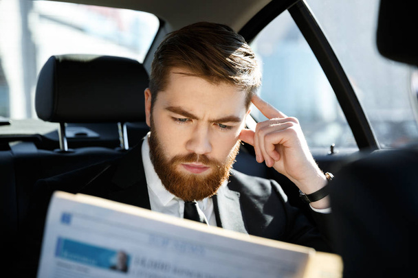 Serious business man reading newspaper - Фото, зображення