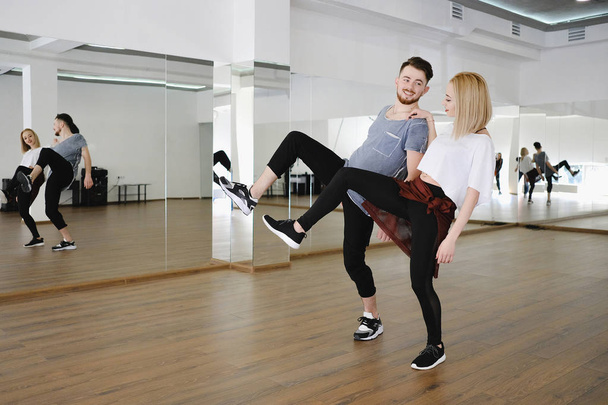 Jeunes danseurs modernes dansant en studio
 - Photo, image