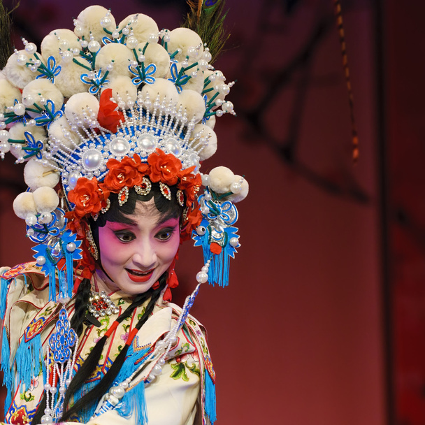 Pretty chinese traditional opera actress with theatrical costume - Foto, Imagem