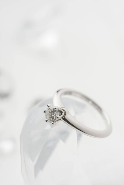 Krásný diamantový snubní prsten - Fotografie, Obrázek