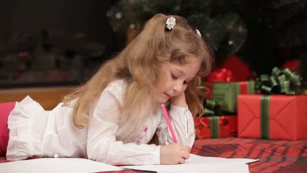 παιδί κάτω από ένα χριστουγεννιάτικο δέντρο - Πλάνα, βίντεο