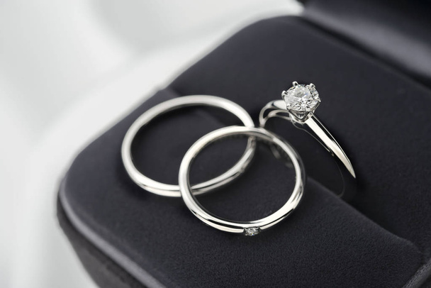Gyönyörű gyémánt jegygyűrű - Fotó, kép