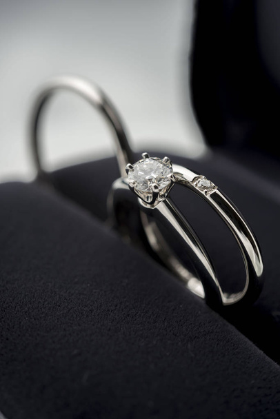Красиве діамантове весільне кільце
 - Фото, зображення