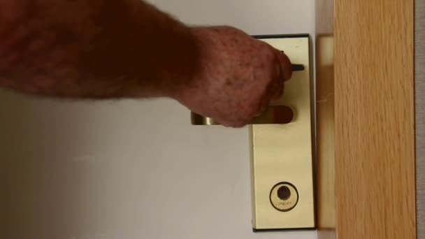El hombre abre la puerta en la habitación del hotel con la ayuda de una tarjeta magnética
 - Metraje, vídeo