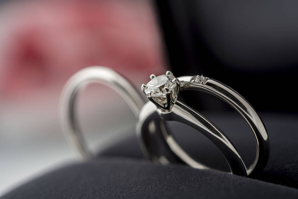 Hermoso anillo de boda de diamantes
 - Foto, imagen