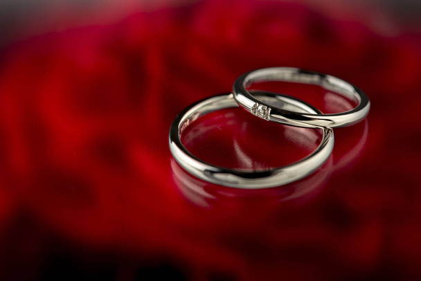 Krásný diamantový snubní prsten - Fotografie, Obrázek