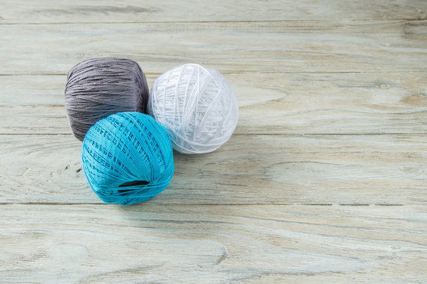 laine pour tricoter sous un angle trois couleurs
 - Photo, image