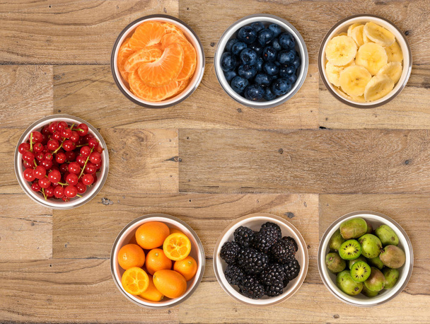 Сверху на чаши с фруктами
 - Фото, изображение