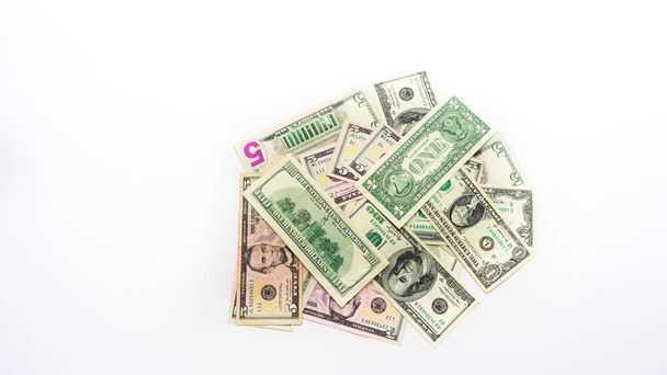 αμερικανικά δολάρια τραπεζογραμμάτια νομοσχέδια σε λευκό φόντο - Φωτογραφία, εικόνα